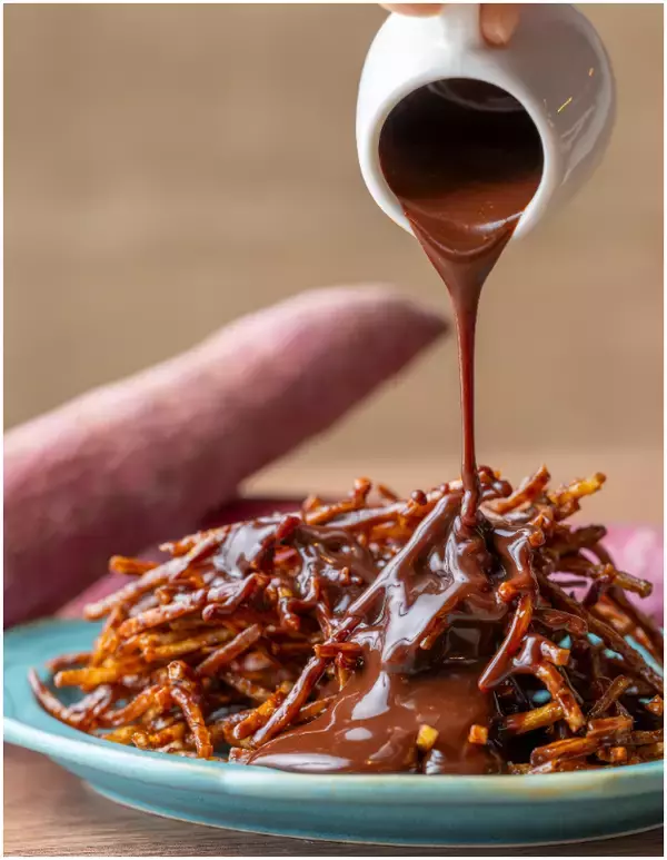 「メロンの産地からお届けするメロン香るアーモンドチョコレートが新登場！バレンタインにもおすすめな大人気のメロンパンも登場中」の画像