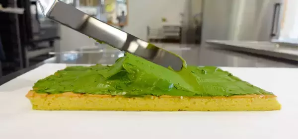 「お濃茶スイーツ専門店「雷一茶」の『お濃茶ロールケーキ』が自社製造でリニューアル　抹茶高騰の今だからこそ品質にこだわる 香料・着色料不使用」の画像
