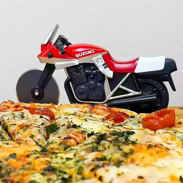 ●1000個限定生産●SUZUKI KATANA 型ピザカッター「ピザカッターナ」レッド 、予約販売開始！