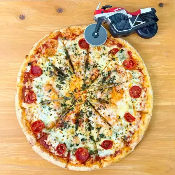 「●1000個限定生産●SUZUKI KATANA 型ピザカッター「ピザカッターナ」レッド 、予約販売開始！」の画像