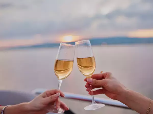 「大人のひととき。潮風とワインが出会う場所。ヘミングウェイ大阪で120分ワイン飲み放題「ワイン飲み放題プラン」開始！」の画像