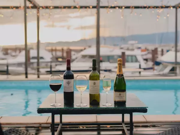 「大人のひととき。潮風とワインが出会う場所。ヘミングウェイ大阪で120分ワイン飲み放題「ワイン飲み放題プラン」開始！」の画像