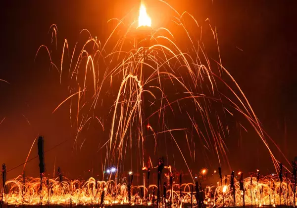 夜空に松明(たいまつ)が弧を描く、壮観かつ幻想的な火の神事花背松上げ・広河原松上げ　観賞バスツアーを販売開始