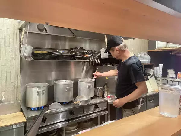 「【大阪・福島】ラーメン450円、食べ放題850円。物価高騰の時代に挑むラーメン店「喰う麺」がオープン」の画像