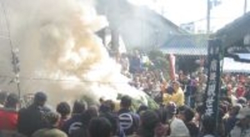 “逃げ場のない火祭！？”狭い境内での迫力ある炎の祭典　840年の伝統を今に受け継ぐ文化行事「吹田の火祭」を2月11日に常光円満寺で開催