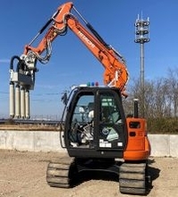 ダム用油圧ショベル型バイブレータの遠隔化・自動化を実現するシステム「RABV(ラ・ビブ)」の開発