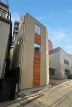 【狭小地10坪・建築面積7坪】お気に入りの家具と「好き」な色に囲まれた、和モダンなコンパクトハウスが東京都文京区に竣工