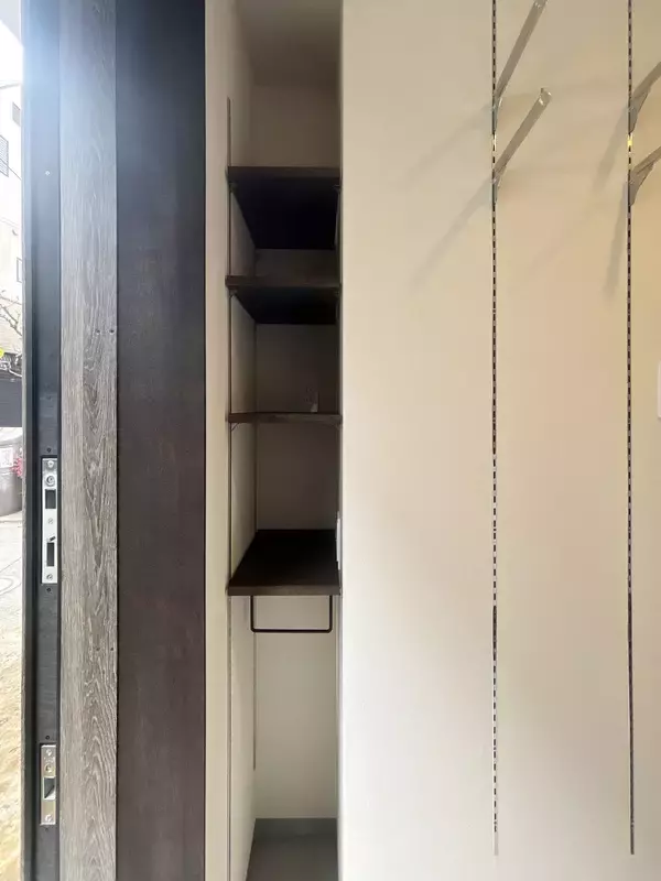 「【狭小地10坪・建築面積7坪】お気に入りの家具と「好き」な色に囲まれた、和モダンなコンパクトハウスが東京都文京区に竣工」の画像
