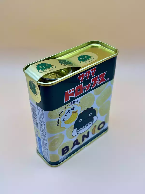 「「サクマドロップス」がバナナ味に。熱川バナナワニ園限定、“熱川ばにお”の可愛い缶入りドロップスを7/19新発売！」の画像