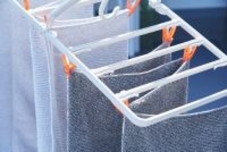 えっ！？ピンチが動く！？フレームが伸びる！？ 家庭の洗濯スタイルに合わせて自由に変形！ ピンチが動く＆伸縮する次世代角ハンガーが新発売