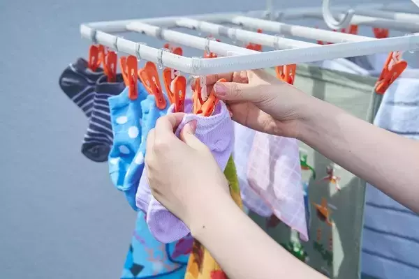 「えっ！？ピンチが動く！？フレームが伸びる！？ 家庭の洗濯スタイルに合わせて自由に変形！ ピンチが動く＆伸縮する次世代角ハンガーが新発売」の画像