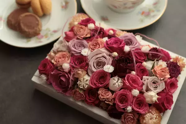 「【母の日】銀座「Armani / Ristorante」初代エグゼクティブペストリーシェフ・河崎賢司と空間デザイナー平野つぼみが贈る、五感を満たす「母の日ギフト」をCAMPFIREにて限定公開！」の画像