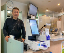 【導入事例公開】調剤薬局特有の「複雑な会計」に対応し、レジ締め残業をゼロへ。「ニコニコ薬局本店」様のセミセルフレジ「OWEN(オーエン)」導入インタビュー。