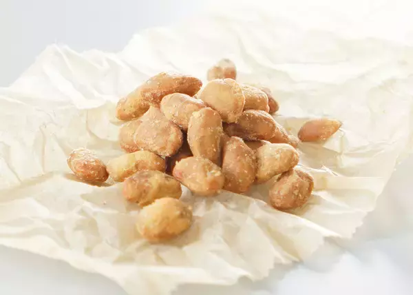 「さくカリ食感のノンフライ納豆スナック『ちょいつま納豆』に「カレー味」「梅味」が新たに加わって3月1日に新発売」の画像