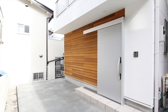 18坪の狭小住宅に雲梯やボルダリング！遊び心と家事ラクを両立した、光と風が抜ける家が完成