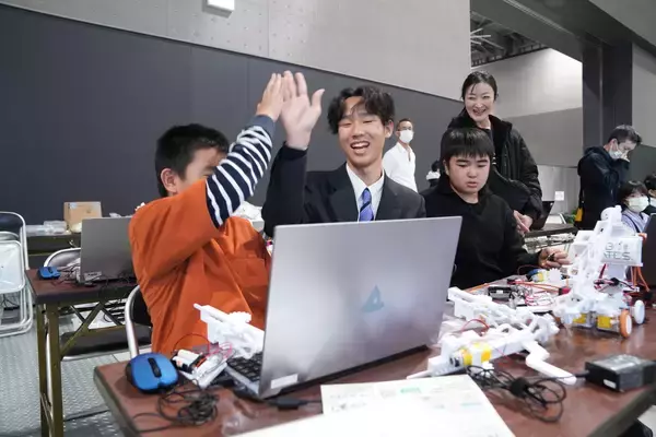 「「ロボメイツ」が全国展開へ - 高校生が先生役の革新的ロボット教育で未来のエンジニアを育成」の画像