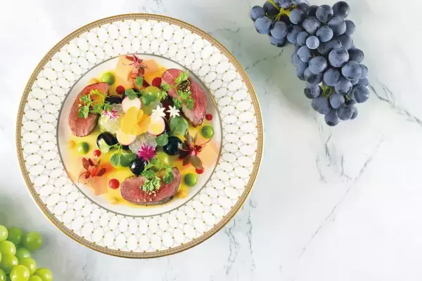 秋だけの特別なぶどうランチ『La vigne（ラ・ヴィーニュ）』を、全席窓側の展望レストラン LAPUTAにて開催