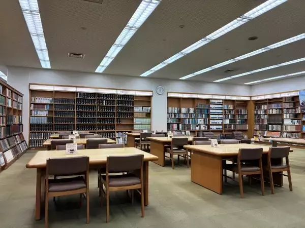 「大規模改修なしに音環境設計で空間ゾーニング　半田市立図書館で読書・会話のエリアをわけ、学びと交流を両立させる実証実験」の画像