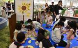 「近畿大学九州短大が子育て世帯向けのイベントを開催　保育科の学生が親子で楽しめる製作や絵本の読み聞かせを実施」の画像1