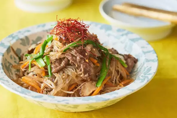「&TEAMが雑誌『オレンジページ』で韓国ごはんにトライ！ コウケンテツの誌上料理レッスン【6/17発売・予約受付中】 ～&TEAM TAKIさん、JOさんが「チャプチェ」を手作り！　エプロン姿も披露～」の画像