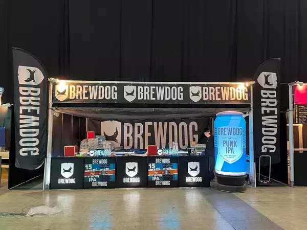 「英国№1クラフトビールブランドBREWDOG × SATANIC CARNIVAL 2026 のコラボビール「SATANIC BLOODY IPA」が登場！」の画像