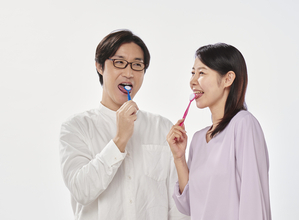 夏の疲れがお口に出る！？季節の変わり目の口臭ケアに舌ブラシを活用　歯磨きだけでは取り切れない「舌汚れ」対策についてSHIKIEN公式HPにて公開