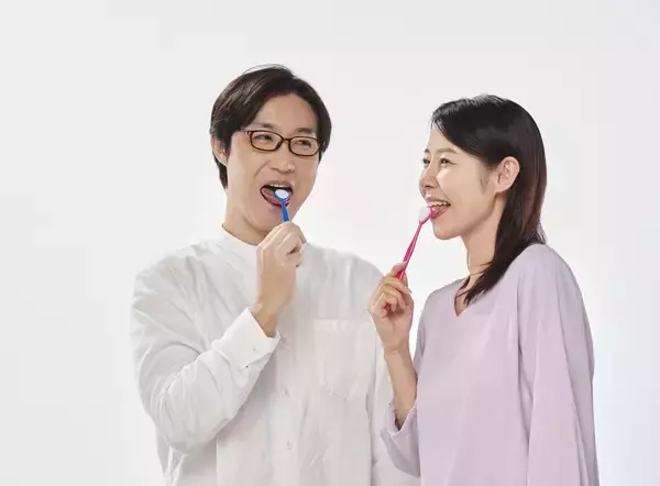 夏の疲れがお口に出る！？季節の変わり目の口臭ケアに舌ブラシを活用　歯磨きだけでは取り切れない「舌汚れ」対策についてSHIKIEN公式HPにて公開