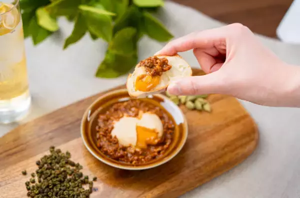 「「K&K缶つま」シリーズより「とろ～りスパイスたまご」を発売～オイスター×山椒×カルダモンの特製ソースを絡ませて～」の画像