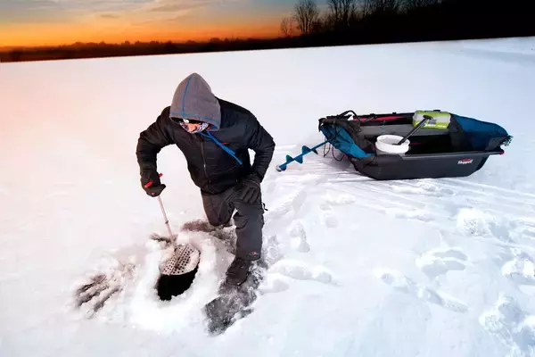 冬のアウトドアに活躍する「アイスフィッシングギア」の国内展開を開始！大型ソリJet Sledに加え、6商品が新入荷