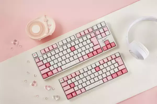 「KizunaAIの世界観を詰め込んだ初のコラボゲーミングキーボードが登場　本日2025年12月23日(火)より予約開始」の画像