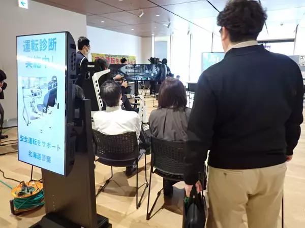 「北海道警察本部に新型自動車運転シミュレーター「Safety Driving Trainer」を初導入」の画像