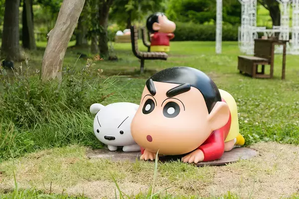 「Roblox『クレヨンしんちゃんアドベンチャーパーク　オラのぶりぶり大合戦』　アトラクション来場者だけがもらえる！「カンタム・パンチ」おしりプレゼント 11月1日（土）より配布開始」の画像