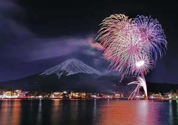 「冬の富士山と河口湖を花火で彩る「河口湖・冬花火」｜ふるさと納税型クラウドファンディング実施中　山梨県富士河口湖町」の画像