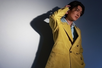 真田ナオキの新曲は、豪華作家陣が放つ両A面シングル「陽が沈む前に・・・／プルメリア ラプソディ」新ビジュアル＆ティザー解禁！