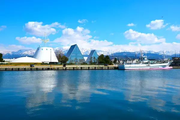 「【富山・GW】蜃気楼の街を遊び尽くす！豪華「紅ズワイガニ」や宿泊券などが当たる、初開催の周遊型謎解き宝探しイベント「ロード・オブ・ザ・蜃気楼」。魚津の観光資源を活かした”親子で学べる”新体験が4/24始動」の画像