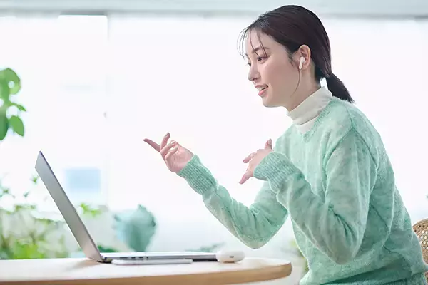 「“英語が話せない恥ずかしさ”を感じずに学べる大人向けオンライン英会話「アレバ！」、レッスン中に“顔出し不要”で受講できるアバター切り替え機能をリリース」の画像