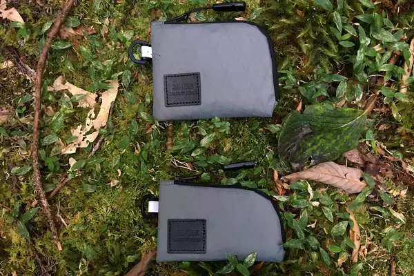 「超高性能防水素材「DCF HYBRID ミニウォレット」発売に続き「X-PAC ミニウォレット」にも、アーバンアウトドアな新色グレーを追加」の画像