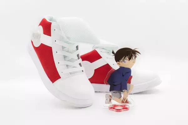 「TVアニメ「名探偵コナン」30周年記念　アキレスプロデュースによる“キック力増強シューズ”が再販決定！描き下ろしアクリルスタンドも付属」の画像