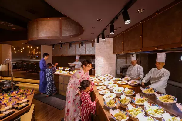 「＜大江戸温泉物語グループ＞お盆期間限定で夕食バイキングに高級食材の追加決定！いくらがいくらでもかけ放題！ご予約受付中」の画像