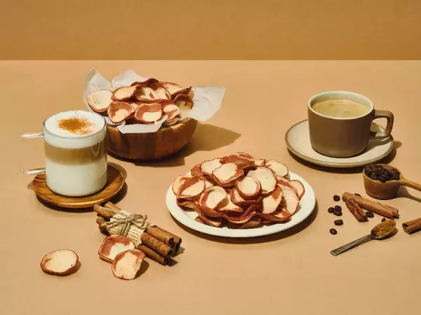 「韓国の「No Brand（ノーブランド）」の新商品飲むカフェラテをサクサクのお菓子に！新感覚スナック　「カフェチップ」～全国のPLAZAにて先行発売～」の画像