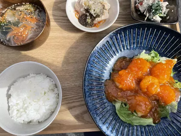 江坂【昼から贅沢体験】ワインバーで味わう1000円ランチ、間借り食堂がオープン！