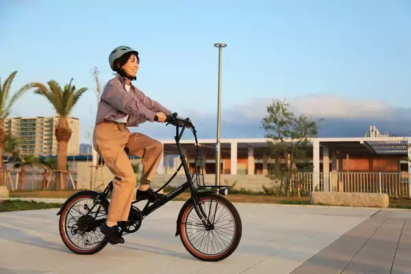 「街を走る、スタイルをまとう、20インチの新定番　おしゃれな街乗り電動アシスト自転車がRENAULTブランドから2026年3月下旬発売！」の画像