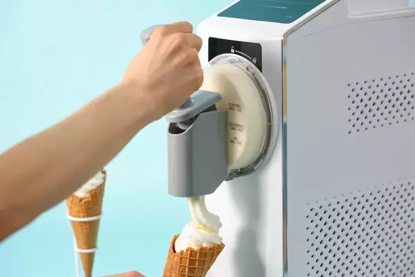 「「おうちでソフトクリーム」の夢が叶う！クイジナート「フローズンドリンク & ソフトクリームメーカー」2026年7月上旬発売」の画像