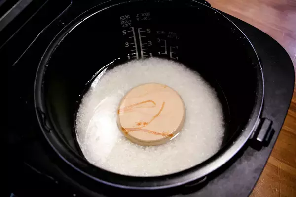 「ロジャース、炊飯器に入れるだけの備前焼アイテム「炊備前」を6/8発売　お米の甘みと旨みを引き出す一点もの」の画像