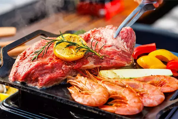 「【難波ビアガーデン】飲み放題付きBBQが通常5,500円→3,500円に。最上階テラスで楽しむ夏季限定プラン」の画像