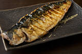 「魚離れの逆風でも、干物専門居酒屋が2年連続で売上10％超の増加　“匂いがつきにくい”紀州備長炭干しで女性客比率40％に」の画像1