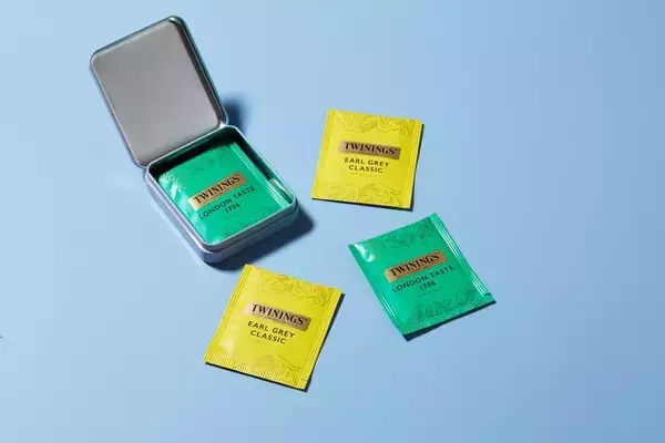 「英国王室御用達トワイニング　イギリス発の人気アイテムが初上陸＜トワイニング＞「ティー ポケット缶(ピンク／ブルー）」2026年3月10日（火）新発売」の画像