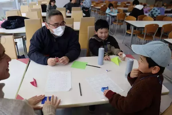 「【岡山理科大学】理大RACが「たんぽぽ子供食堂」開く　親子で恵方巻作りに歓声」の画像