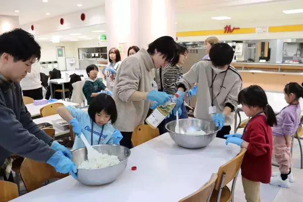 「【岡山理科大学】理大RACが「たんぽぽ子供食堂」開く　親子で恵方巻作りに歓声」の画像