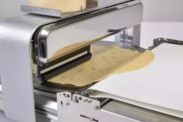 「ロボットが60秒でクレープを焼く！飲食業界の人手不足解消に貢献　「自動クレープ調理ロボット」が登場　2026年2月17日～20日、東京ビッグサイトに出展」の画像